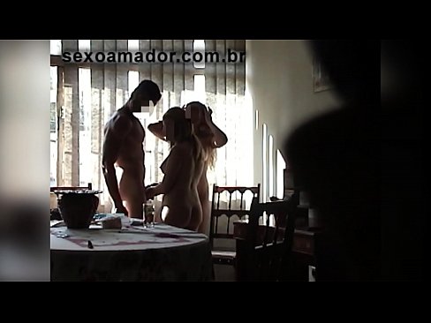 ❤️ Des amis sexuels invitent un homme géant et font un plan à trois avec lui ❤️ Fuck vidéo at us ❌❤