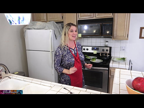 ❤️ Belle-mère qui le traie dans la cuisine avant son rendez-vous. ❤️ Fuck vidéo at us ❌❤
