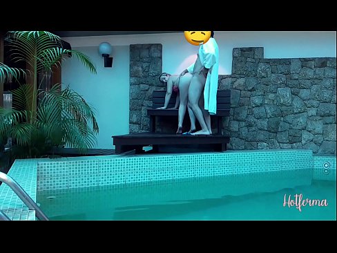 ❤️ Le patron invite la femme de chambre à la piscine, mais n'a pas pu résister à une chaude ❤️ Fuck vidéo at us ❌❤